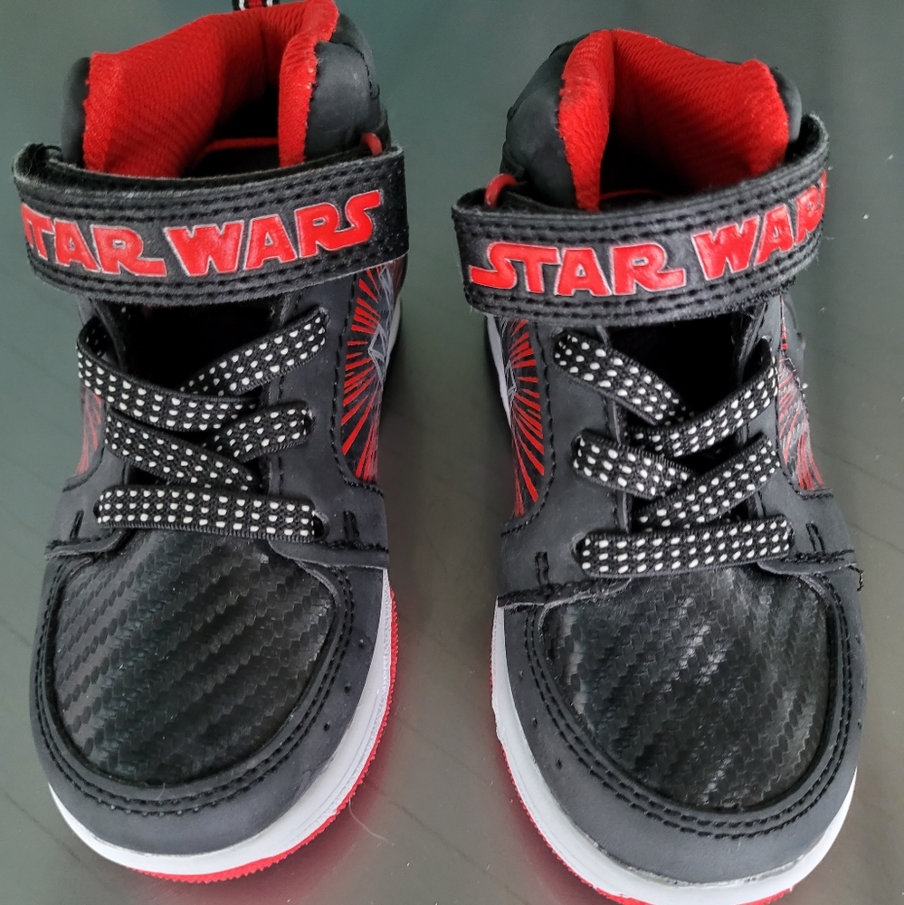 Size 8, little kids Star Wars tennis shoes